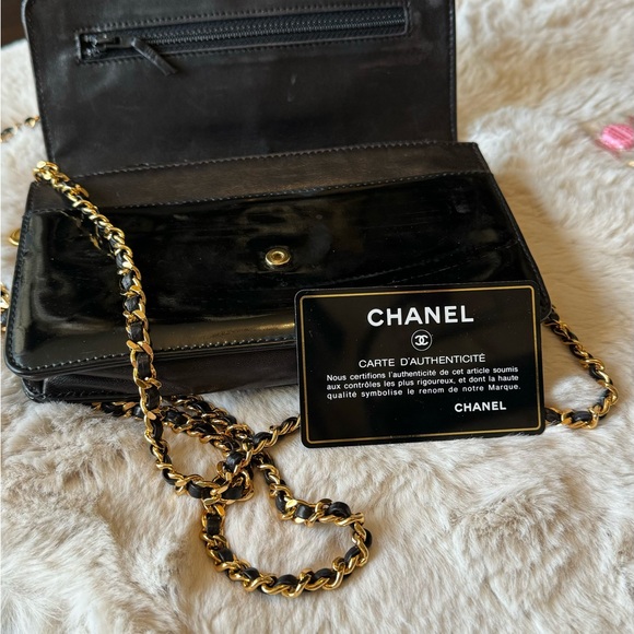 CHANEL Patent CC Wallet on Chain - Picture 4 of 6
